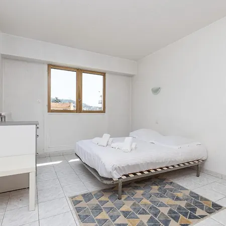 Apartment Charming 1 Bdr Terrace & Garage